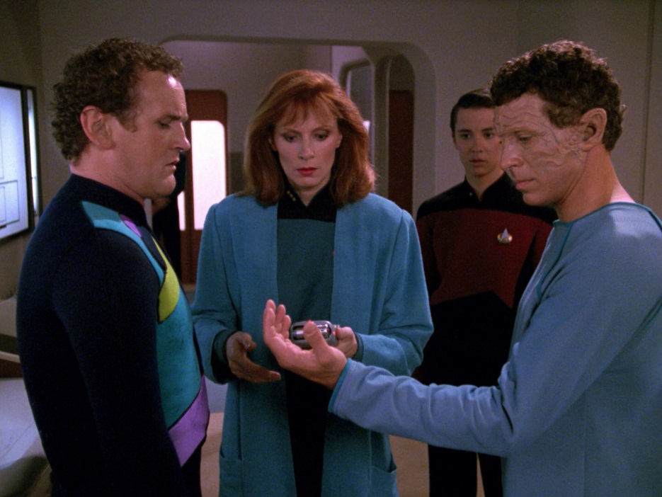 Scenes like this are why the episode is boring. We spend a long time looking at this guy's hand.