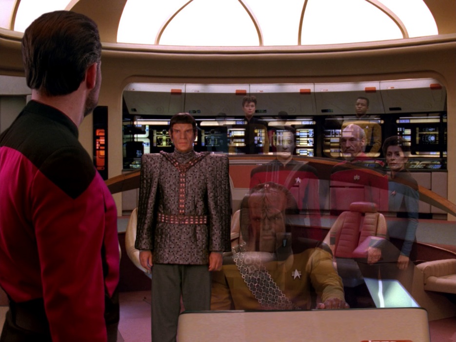 The illusion fades. What happened to Worf's fingers?