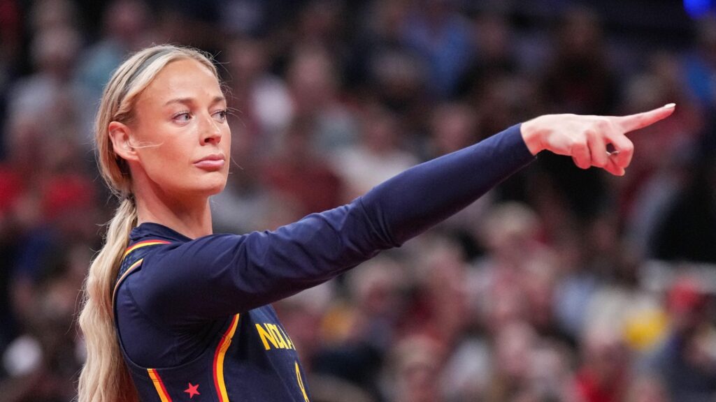 Sophie Cunningham finger point